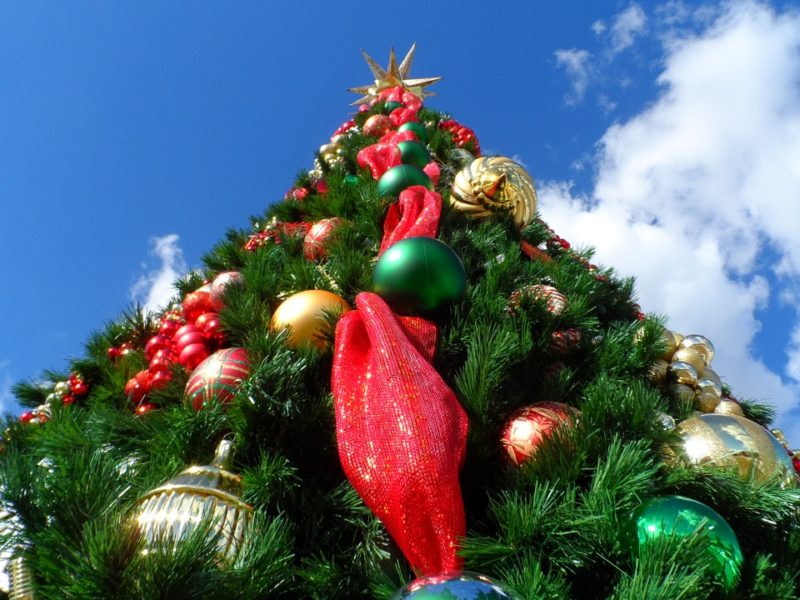 Green-Christmas-Tree-With-Green-Red-And-Gold-Decorations