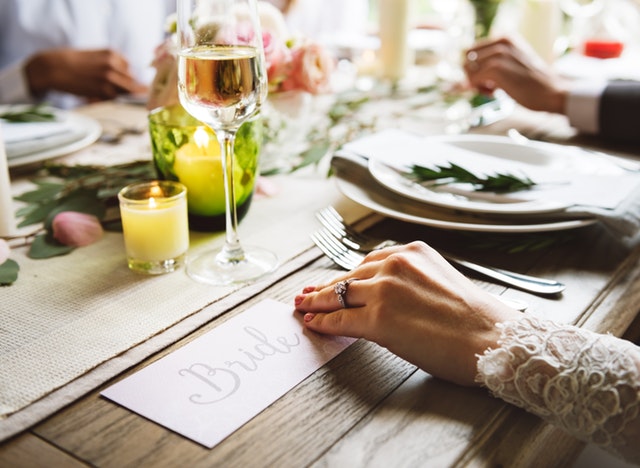 Table-with-beautiful-bride-card